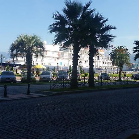 Nini'S Apartments Батуми Экстерьер фото