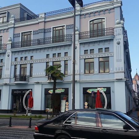 Nini'S Apartments Батуми Экстерьер фото