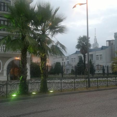 Nini'S Apartments Батуми Экстерьер фото